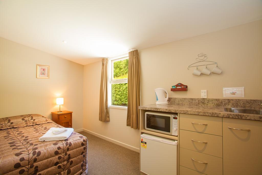 Shades Of Arrowtown Motel Room photo