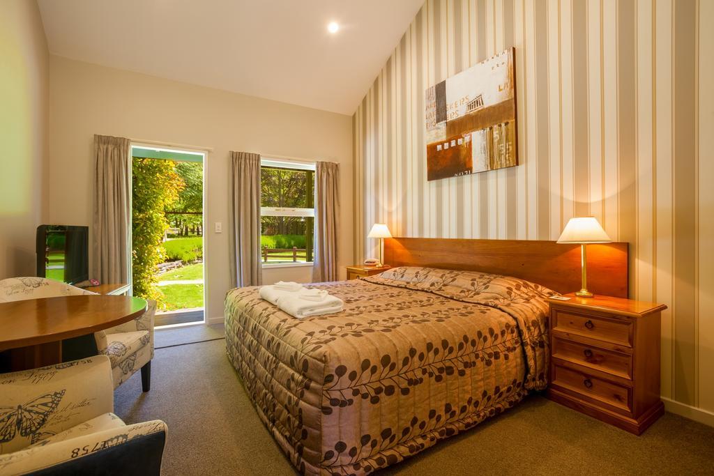 Shades Of Arrowtown Motel Room photo